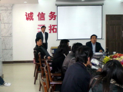 總經(jīng)理在新招大學(xué)生培訓課上